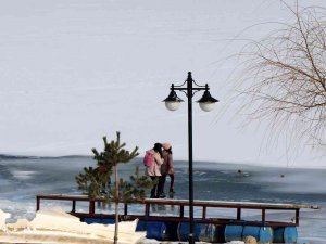 Donan Baraj Gölünün Manzarası Kartpostallık Görüntü Oluşturdu