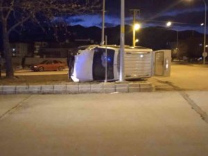 İ̇ki Aracın Çarpıştığı Kazayı 6 Kişi Şans Eseri Yara Almadan Atlattı