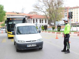 Polis Kurallara Uymayan Sürücülere Ceza Yazdı