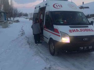 104 Köy Yolunda Ulaşım Sağlanamıyor, Vakaya Giden Ambulans Da Yolda Kaldı