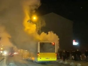 Arnavutköy’de Yolda Kalan İ̇ett Otobüsünden Dumanlar Yükseldi