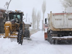 Başkale’de 49 Yerleşim Yerinin Yolu Ulaşıma Kapandı
