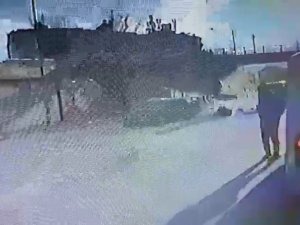 Alkollü Sürücünün Makas Atmak İsterken Çarptığı Kurye Metrelerce Havaya Fırladı