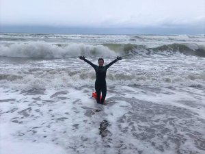 İ̇ngiltere’de Yaşayan Sağlıkçı, Sağlık İçin Karadeniz’de Kış Ortasında Denize Girdi