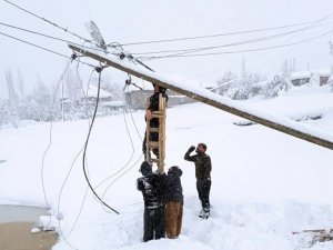 Yoğun Tipiye Rağmen Elektrik Hatları Onarılıyor