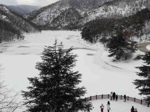 Amasya’daki Turizm Cenneti Boraboy Gölü’nün Yüzeyi Buz Tuttu