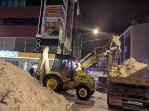 Ardahan’da Tonlarca Kar Kamyonlarla Taşındı