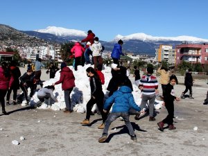 Adana’da Öğrencilerin Kar Sevinci