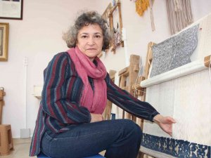 Fotoğrafına Bakılıp İlmek İlmek İşliyorlar