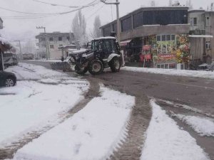 Şenoba Belediyesi Yol Temizleme Ve Tuzlama Çalışmalarına Devam Ediyor
