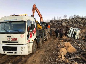Yangın Bölgesindeki Tomrukları Taşıyan Kamyon Devrildi