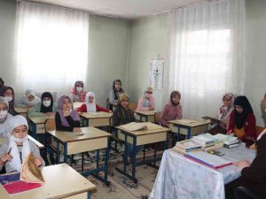 Minikler Kur’an Kurslarında Hem Eğleniyor Hem Öğreniyor