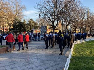 İ̇bb, Turistik Şehir Turu Yapan Otobüs Firmasının Araçlarını Kaldırmak İsteyince Arbede Yaşandı