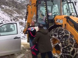 Siirt’te Karla Kaplı Yollarda Ekipler, 8 Aylık Bebek İçin Seferber Oldu
