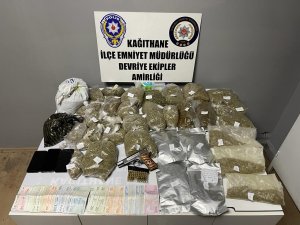 İ̇stanbul’da Aile Boyu Uyuşturucu Ticareti: Kağıthane Polisi Merdivenin İçinde 7.5 Kilogram Marihuana Yakaladı