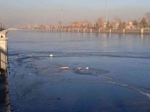 Afyonkarahisar’ın Simgesi Akarçay Buz Tuttu