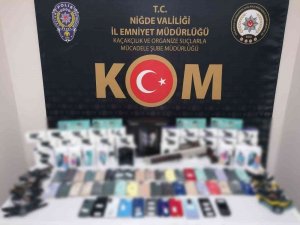 Kom Ekipleri Kaçak Telefon Ve Saat Ele Geçirdi