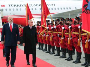 Cumhurbaşkanı Erdoğan, Arnavutluk’ta Resmi Törenle Karşılandı