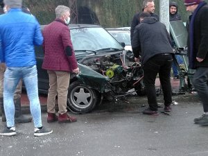 Buzlu Yolda Araç Yoldan Çıktı: 3 Yaralı
