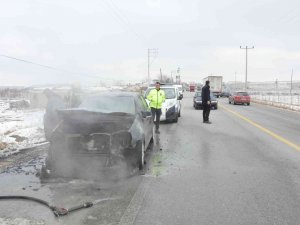 Karaman’da Seyir Halindeki Otomobil Alev Topuna Döndü
