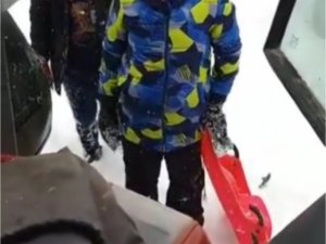 İ̇ş Makinesi Operatörü Kardan Temizlemek İçin Geldiği Mahallede Çocukların Ricasını Kıramadı