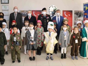 Tuğgeneral Özfidan, Öğrencilerle Kitap Okudu