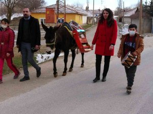 Yozgat’ta Öğretmenler “Eşekli Kütüphane” İle Köy Halkını Kitapla Buluşturuyor