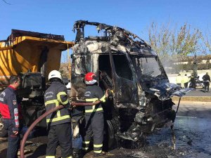Şanlıurfa’da Seyir Halindeki Tır Alev Alev Yandı