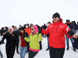 Vali Ayhan Öğrencilerle Birlikte Halay Çekti