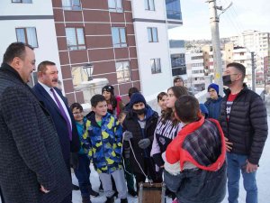 İ̇ş Makinesinin Önünü Kesen Çocuklara Belediye Başkanından Kayak Merkezine Götürme Sözü