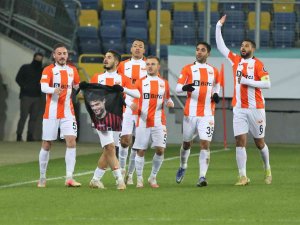 Gençlerbirliği - Adanaspor Karşılaşmasında Hayatını Yitiren Futbolcu Ahmet Çalık Unutulmadı