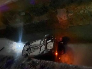 Kapalı Yola Giren Otomobil Kanala Düştü: 3 Yaralı