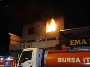 Bursa’da 3 Katlı Kullanılmayan Binada Korkutan Yangın