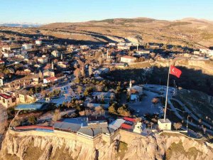 Mevsimler Tersine Döndü: Batıda Kar Yağarken Elazığ’da Bahar Havası Yaşanıyor
