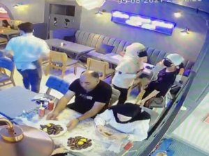 Taksim’de Turistlerin Çantasını Çalan Kadın Hırsızlar Kamerada: 126 Suç Kayıtlı Suç Makineleri Yakalandı