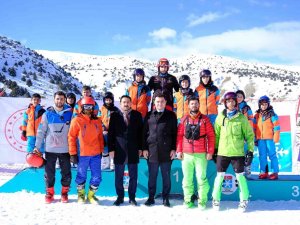 Alp Disiplini U18 Büyükler Eleme Yarışmalarında Dereceye Giren Sporculara Madalyaları Verildi