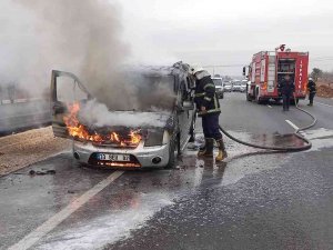 Seyir Halindeki Ticari Araç Alev Aldı