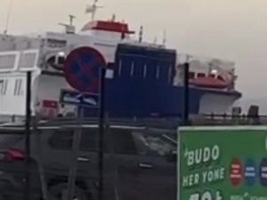 Devasa Feribot Fırtınada Beşik Gibi Sallandı