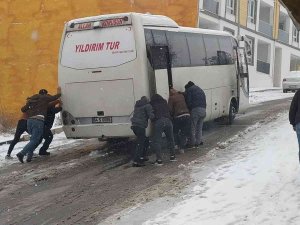 Uşak’ta Kar Yağışı Hayatı Olumsuz Etkiledi