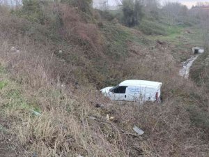 Hafif Ticari Araç Şarampole Uçtu: 1 Yaralı