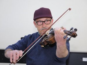 70 Yaşında Müziğe Merak Saldı