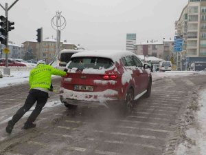 Yolda Kalan Araç Sürücülerin İmdadına Trafik Polisleri Yetişti