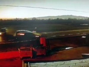 Yakını Gözü Önünde Kaza Yapınca Şoka Girdi: O Anlar Kamerada