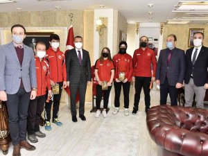 Vali Taşbilek Başarılı Sporcuları Ödüllendirdi