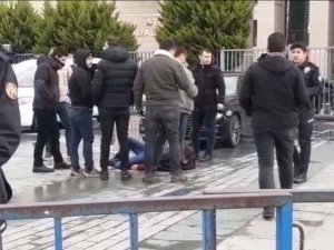İ̇stanbul Adliyesi Önünde Polise Bıçaklı Saldırı