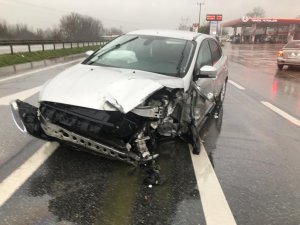 Kayganlaşan Yolda Kontrolden Çıkan Otomobil Bariyerlere Çarptı