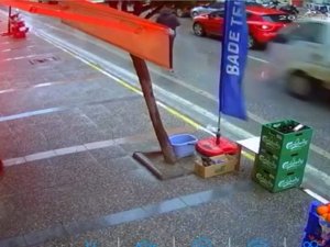 Kamyonet Yayaya Böyle Çarptı