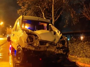 Refüje Çarpan Sürücünün Karnına Demir Saplandı