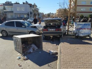 İ̇ki Otomobil Çarpıştı: 2 Yaralı