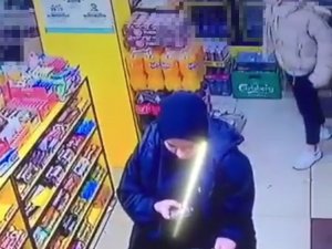 Fotoğrafını Çektiği İçkiyi Montuna Saklayıp Çaldı